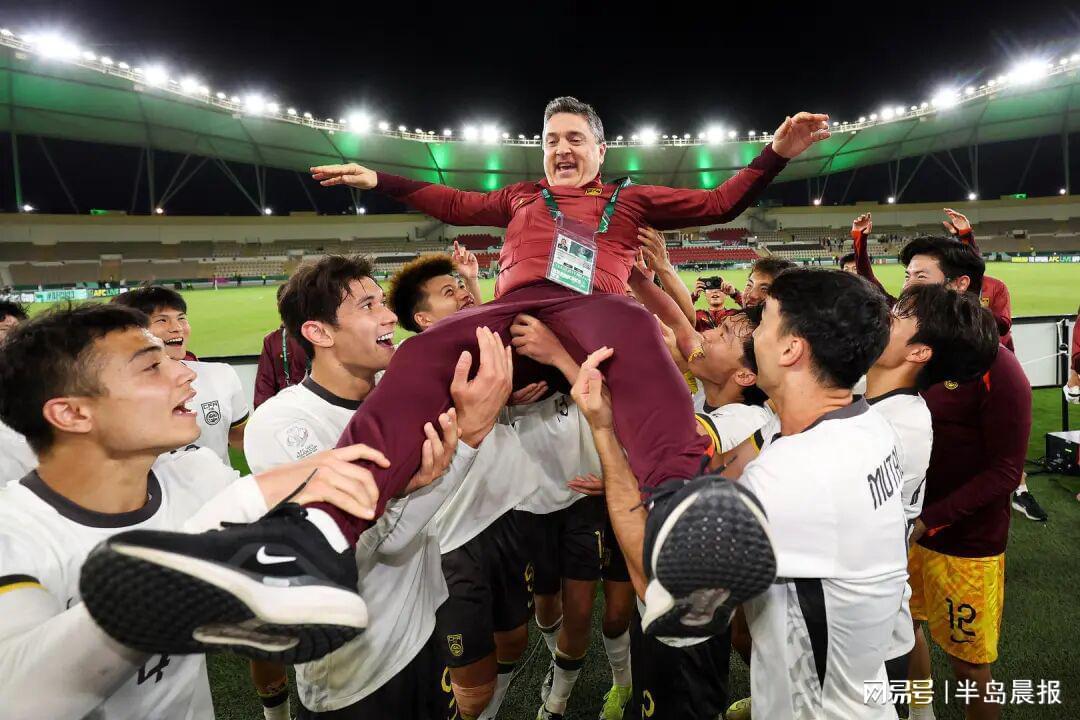 开云体育官方下载-U23国足更衣室狂欢庆祝,主帅安东尼奥:先享受今天再考虑日本