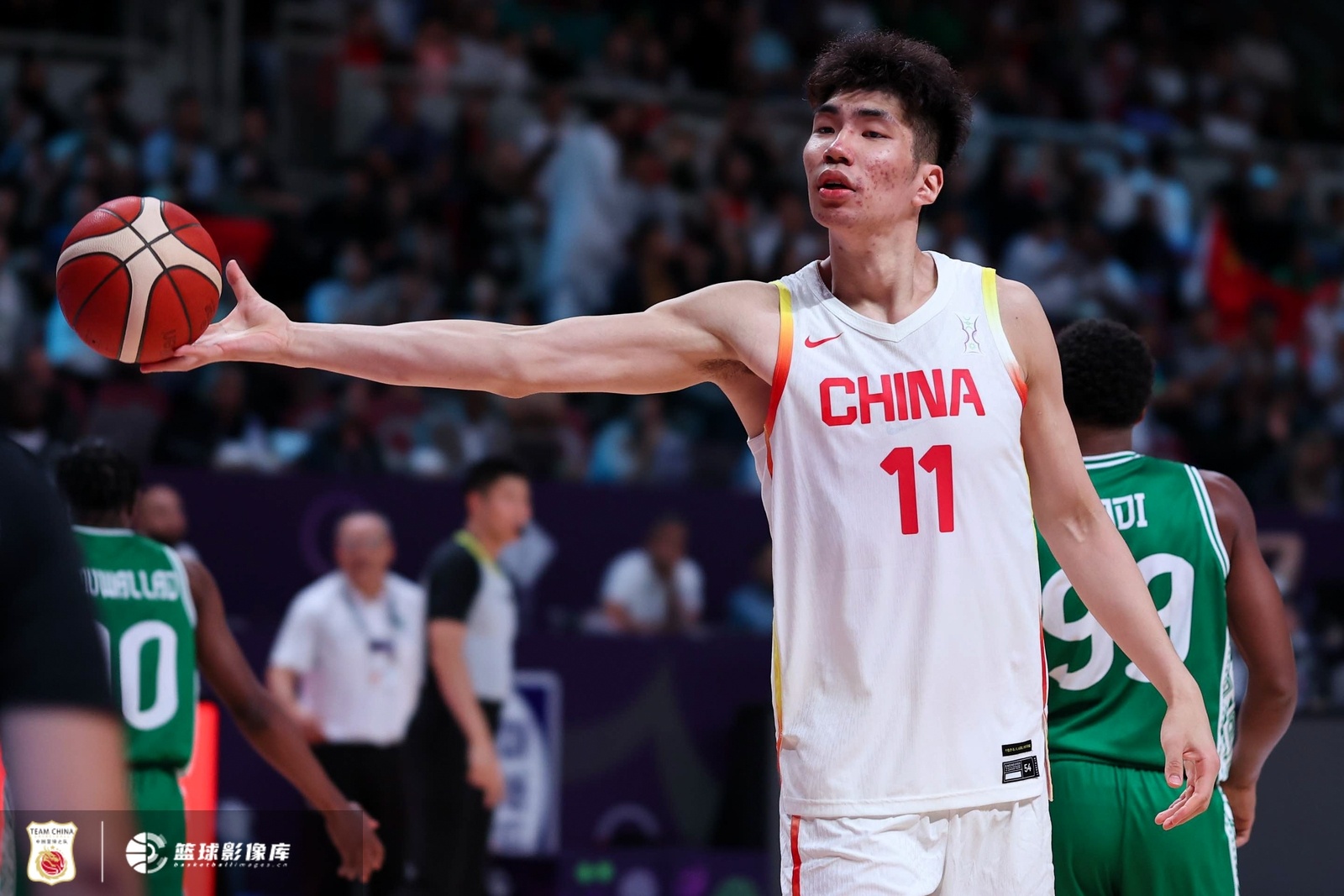 赵睿:余嘉豪在欧洲拉练的时候打得很好 来回跑、体能是他的弱项